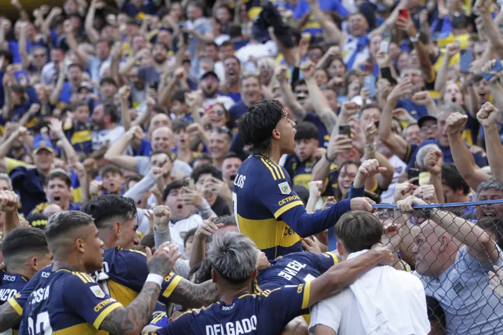 El festejo del Changuito Zeballos con la gente de Boca.