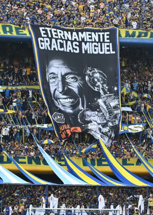 El homenaje a Miguel Russo no podía faltar en el Superclásico.