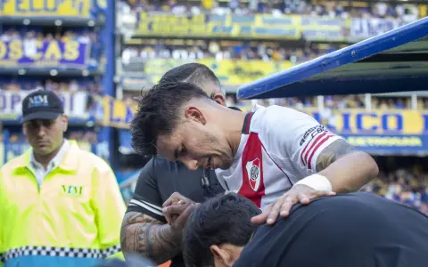 La lesión de Maximiliano Meza en la Bombonera y su gesto de dolor, que refleja el momento de River.