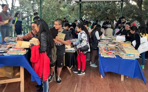 Suelta de libros organizada por la Municipalidad de Salta