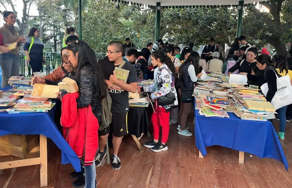 Suelta de libros organizada por la Municipalidad de Salta