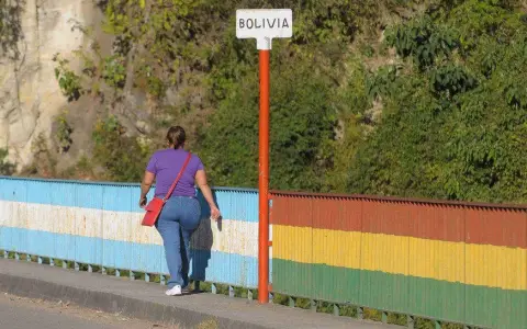 Puente internacional entre Aguas Blancas y Bermejo