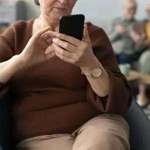 Advierten que cada vez son más los adultos mayores adictos al celular: las nueve señales de que se padece nomofobia