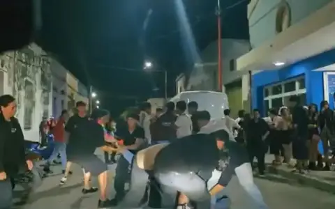 La batalla campal duró varios minutos afuera del Salón Cultural de El Galpón.