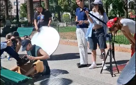 Rodaje en la Plaza 9 de Julio, donde los jóvenes realizadores producen el documental.