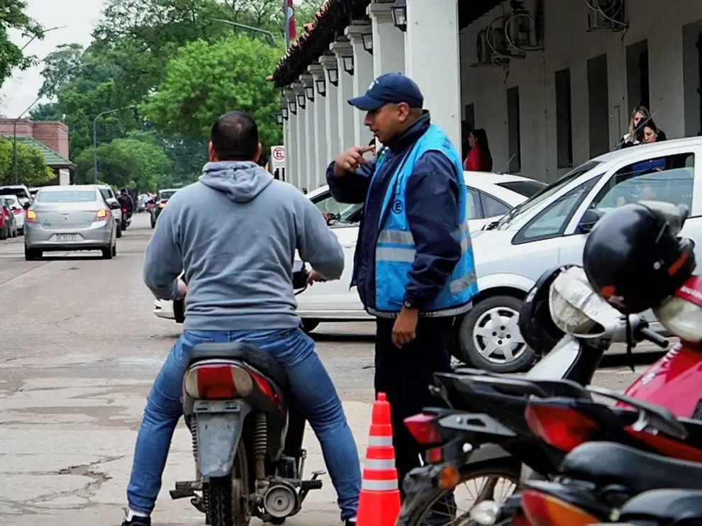 Agente de tránsito de Orán, en diálogo con un motociclista