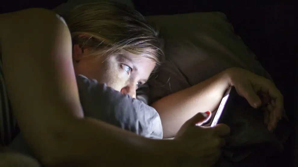 El uso de celulares, televisores y computadores corresponde a una mala praxis del sueño.