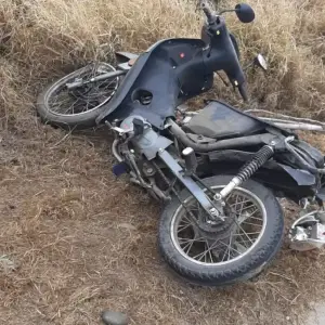 Un joven perdió el control de su moto, cayó a un canal de desagüe y murió