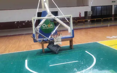 La jirafa de básquet que cayó en el Poli de Orán.