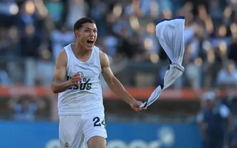 Jeremías Merlos festeja con alma y vida el segundo gol del lobo platense ante Vélez.