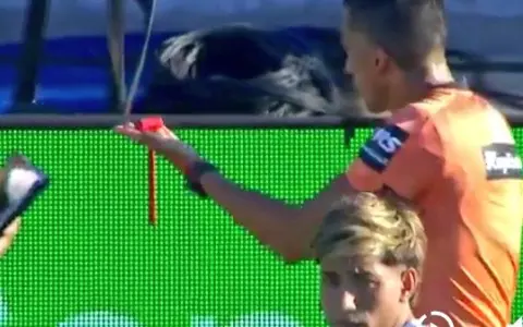El momento en el que el juez Yael Falcón Pérez muestra el martillo con el que fue agredido. 