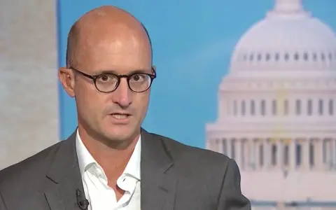 El economista Robin Brooks, del Brookings Institute, analizó la salida de divisas y advirtió que Argentina atraviesa la mayor fuga de capitales en dos