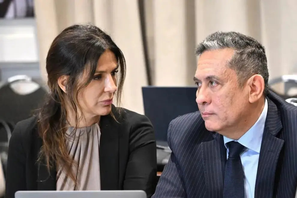La jueza con su abogado.
