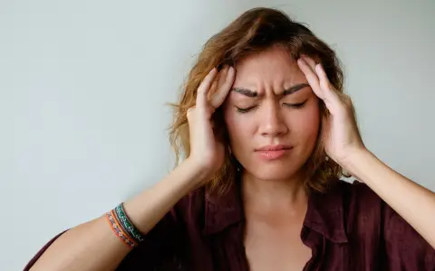 Mujer con dolor de cabeza