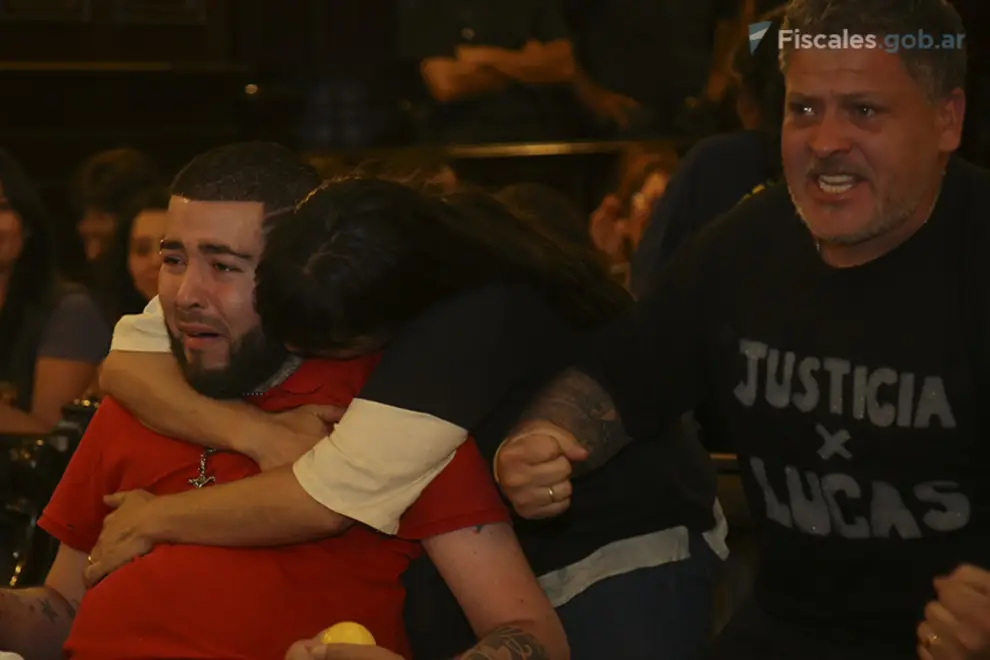 Lucas Cabello y su familia festejan la confirmación de la sentencia contra Ayala.