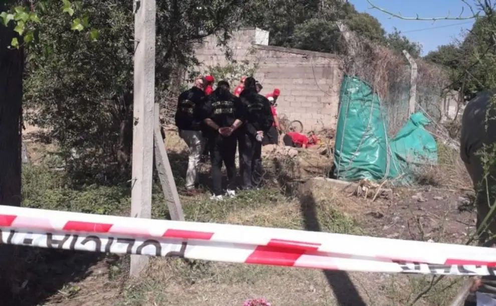 La policía trabajando en la finca donde se encontraron los cuerpos de los hermanos Suárez