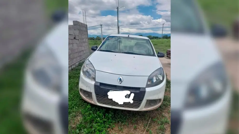 El vehículo en el que escaparon los imputados y dejaron abandonado en El Carril