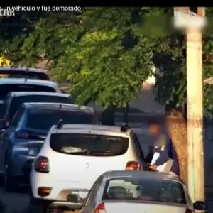 Intentaba sustraer elementos de un vehículo y fue demorado