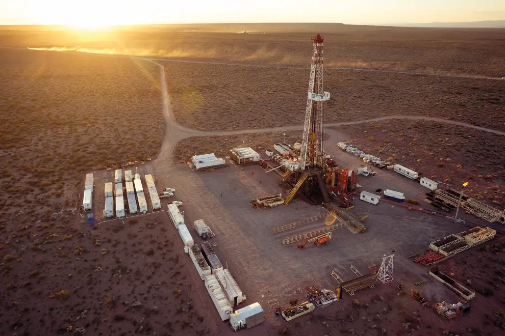 Vista de una planta de procesamiento en Vaca Muerta, epicentro del nuevo ciclo de producción y exportaciones energéticas.