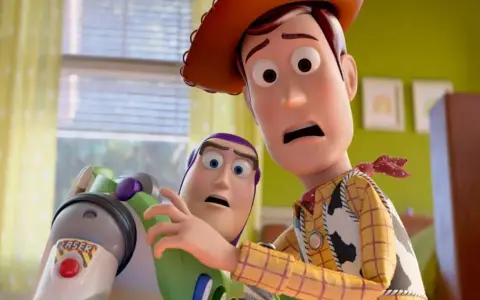 Woody y Buzz vuelven a escena para enfrentar a Lilypad, una tablet infantil que simboliza el avance de la tecnología en el universo de los juguetes.