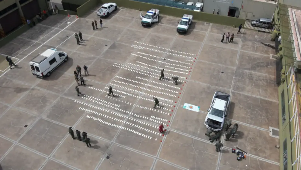 Gendarmería exponiendo la carga incautada del operativo