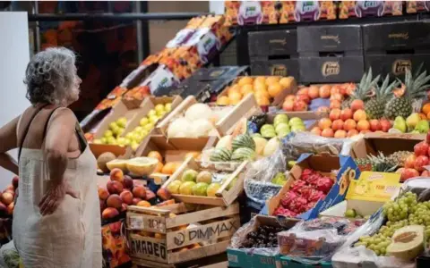 Frutas y educación, los bienes y servicios que más se encarecieron en lo que va del año.