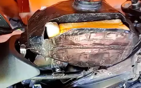 Los ladrillos de cocaína, ocultos en el tanque de nafta de una de las motocicletas.