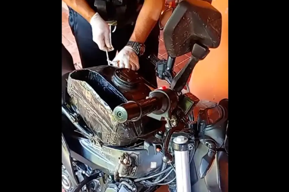 Gendarmería descubriendo la cocaína en las motos dejadas en el hostal de La Viña