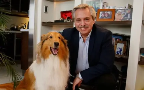 Alberto Fernández junto a Dylan