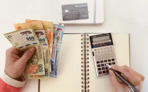 La caída de las tasas busca reactivar el crédito y dinamizar el consumo.