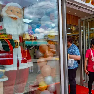 Graves problemas para Papá Noel: el juguete está en crisis por la avalancha de importados, el cierre de comercios y porque... hay menos niños