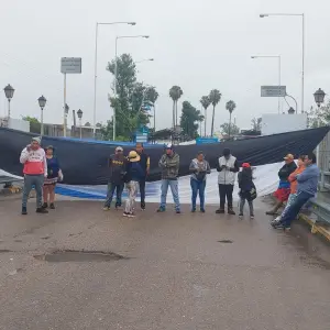Por un grave problema con la contaminación, cortaron el puente internacional de Salvador Mazza