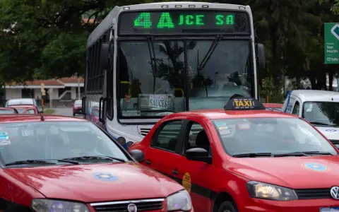 Protesta de taxistas por las calles de salta 