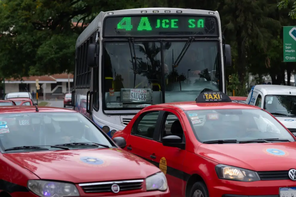 Protesta de taxistas por las calles de salta