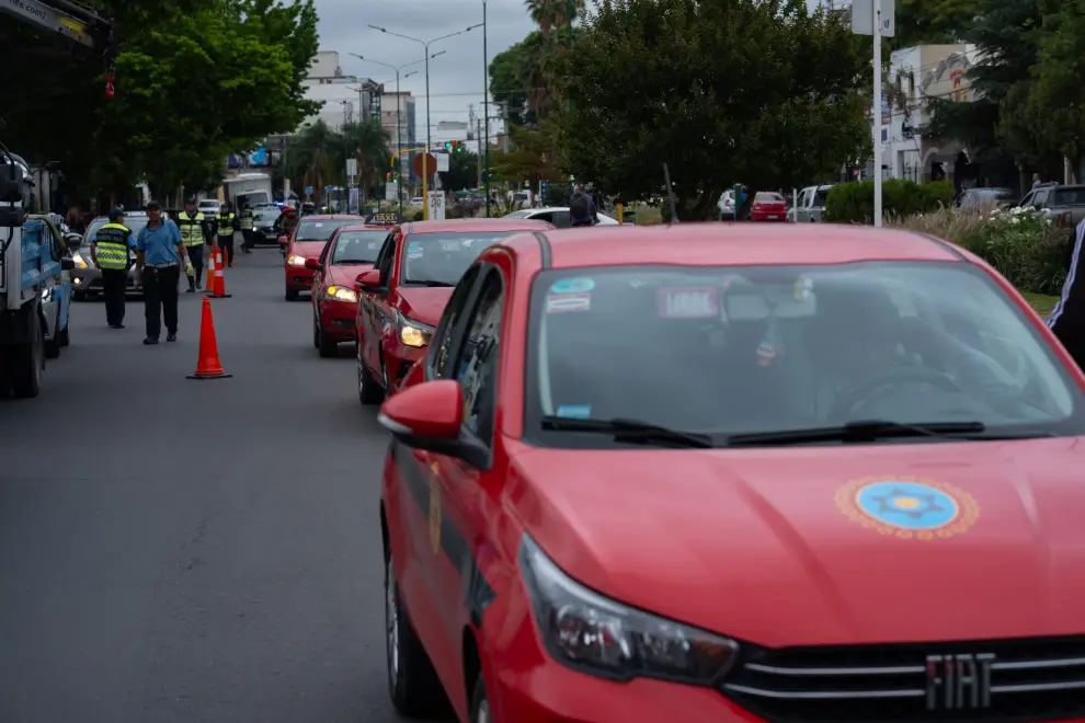 Protesta de taxistas por las calles de salta
