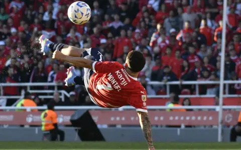 La chilena de Montiel frente a Independiente Rivadavia en el estadio del Rojo