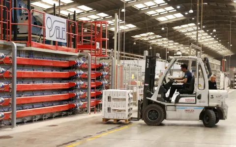 Logística interna en marcha, un trabajador mueve material cerámico rumbo al sector de despacho.