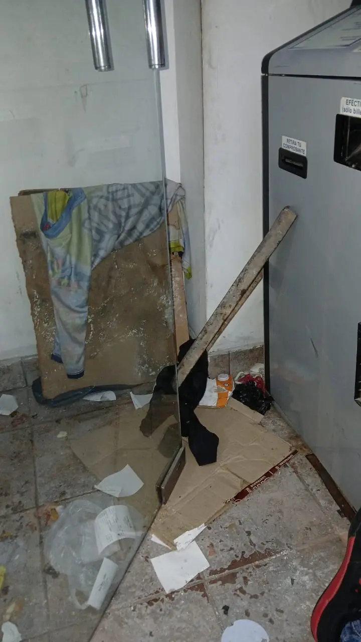 Al parecer el sujeto dejó una prenda de vestir y un palo.