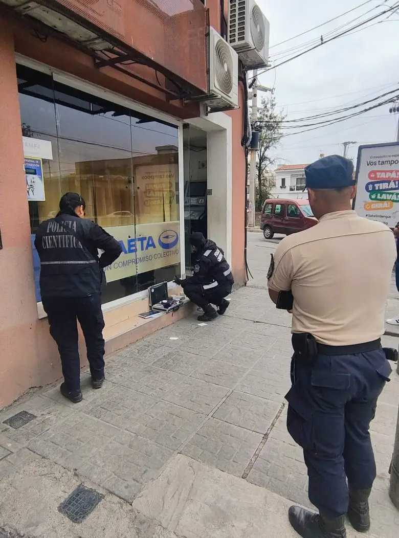 Policías científicos en el lugar levantando pruebas.