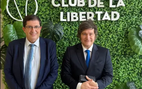 El presidente Javier Milei fue recibido en Corrientes por el titular de la Fundación Club de la Libertad, Alberto Medina
