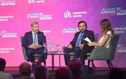 El gobernador salteño en la conferenaic de la UIA.