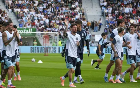 Saludo de Messi en el marco de un entrenamiento.