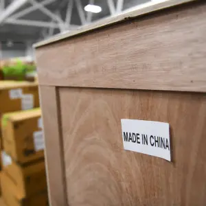 China no para: llegan galpones y casas “listas”