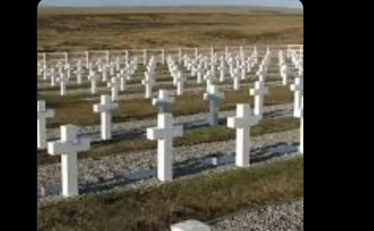 Cementerio de soldados caídos en las Islas Malvinas. Golpe bajo propio de las redes sociales y su impunidad y licencia.