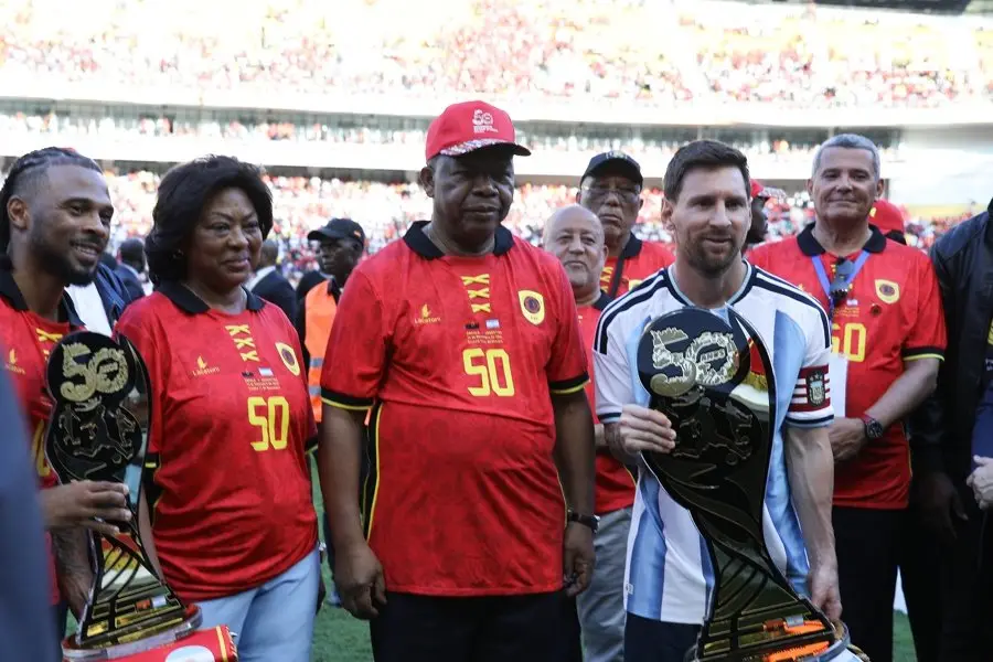 Lionel Messi, intercambiando objetos con las autoridades angoleñas en Luanda.
