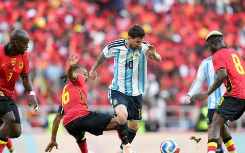 Leo Messi deslumbró en Angola.