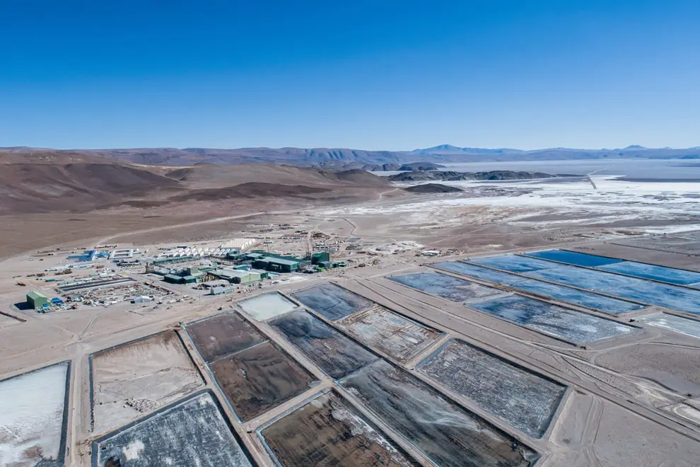 El "oro blanco" se extrae de manera más eficiente y económica de los bloques de sal que de piedra, lo que pone a los salares en la mira del mercado.