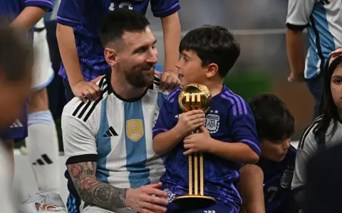 Ciro Messi junto a su padre.