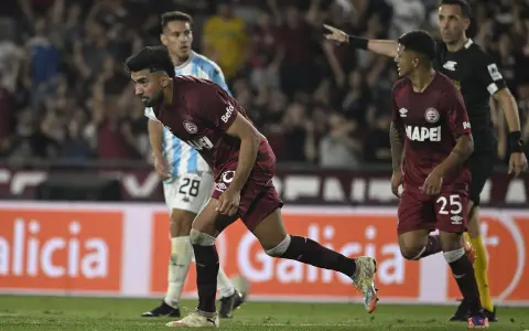 Marcelino Moreno sale disparado a festejar su gol, el tercero de Lanús, que sentenció el triunfo ante Atlético Tucumán.