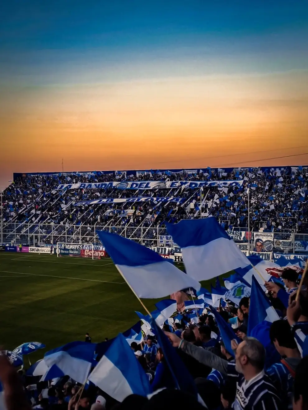 Los hinchas del tomba esperan el milagro.